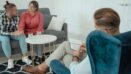 Coppia con terapeuta durante una sessione di supporto psicologico | attaccamento ansioso nelle relazioni