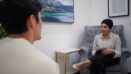 Terapeuta con blocco note in colloquio professionale in studio caldo | come affrontare un attacco di panico