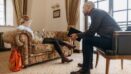 Giovane in colloquio con terapeuta in studio accogliente | costo psicologo