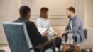 Sessione di colloquio psicologico in ambiente professionale luminoso | primo colloquio con lo psicologo