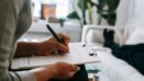 Terapeuta con appunti in setting professionale caldo durante un colloquio | come uscire da una relazione tossica