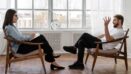 Seduta di terapia di coppia con psicologo
