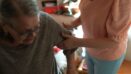 Caregiver che sostiene una persona anziana in casa